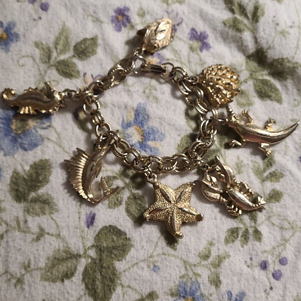EUC GOLD-TONE NAUTICAL CHARM BRACELET - Picture 1 of 8